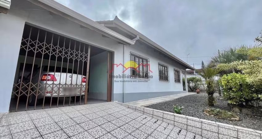 Casa com 03 Dormitórios e Amplo Terreno