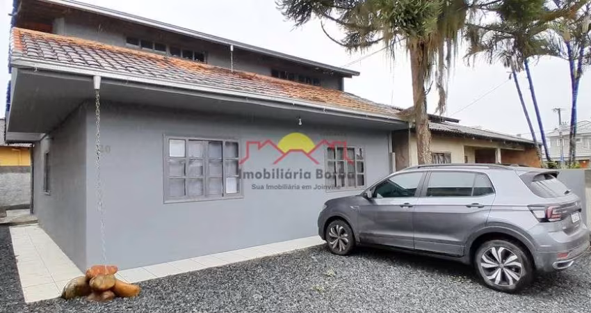 Excelente Casa com 03 Quartos e Sacada