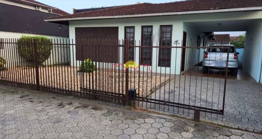 Casa com Amplo Terreno e 02 Suítes