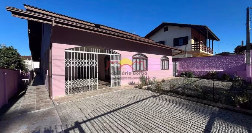 Casa com 03 Dormitórios e Amplo Terreno