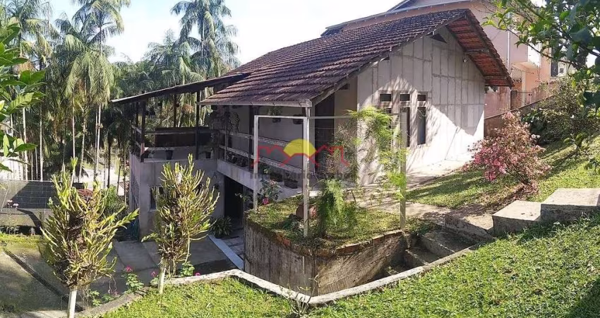 Casa com Amplo Terreno no Floresta