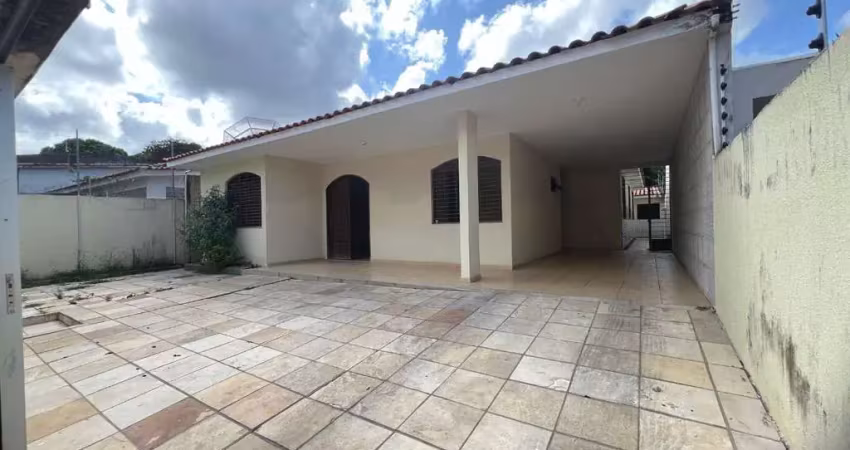 Casa com 3 dormitórios sendo 1 suíte no bairro do farol disponível para locação - 236m²