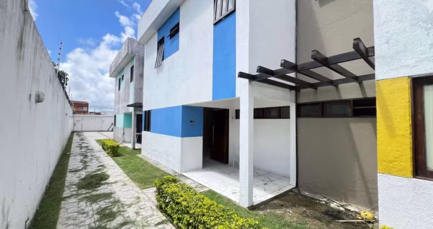 Casa Duplex disponível para locação em Condomínio Fechado no Antares - 150m²