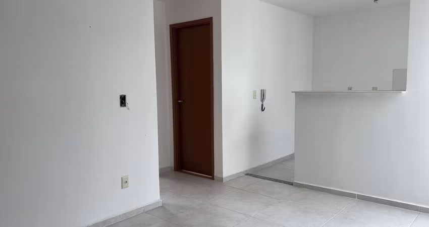 Apartamento com 2 quartos, localizado no Antares.