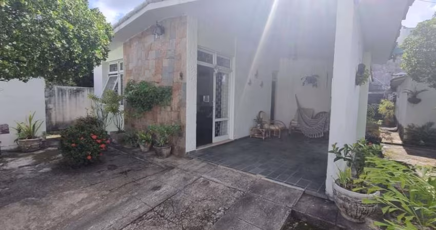 Casa com 3 quartos sendo 1 suíte + 4 salas comercias na Gruta de Lourdes - 360m²