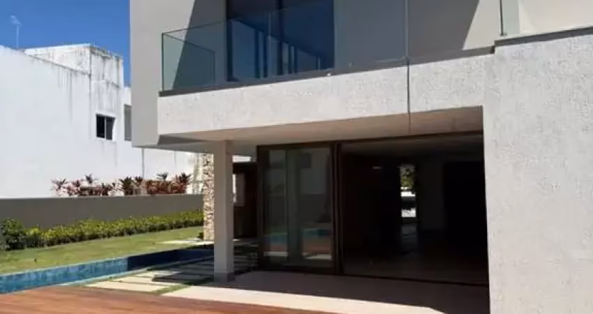 Casa com 4 suítes sendo uma delas master com hidromassagem em condomínio fechado - 583m²