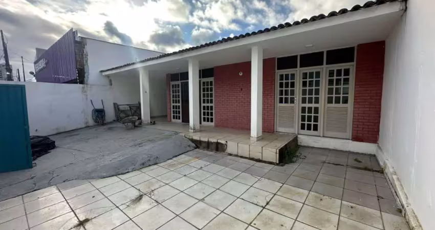 Casa comercial com 5 dormitórios sendo 2 suítes no bairro da mangabeiras - 305m²
