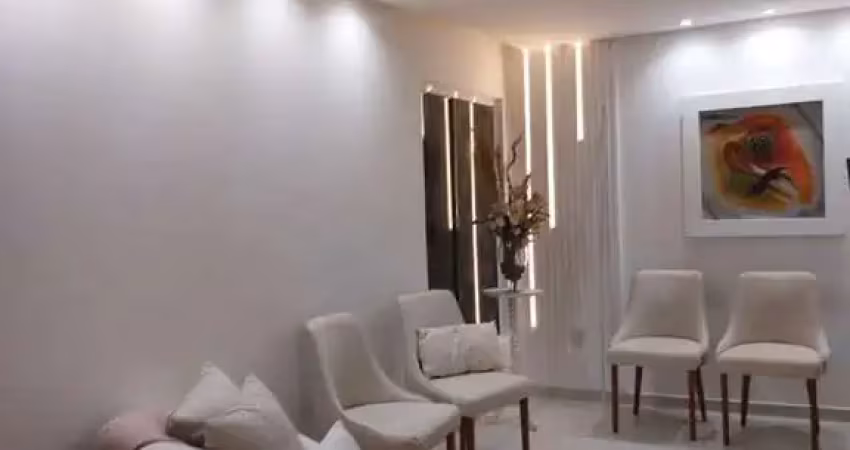 Casa triplex com 4 quartos incluindo uma suíte, localizado no bairro do antares.