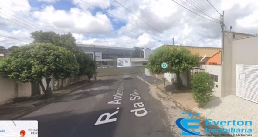 Terreno de 360 m², fica na rua em frente ao Pátio Sabiá