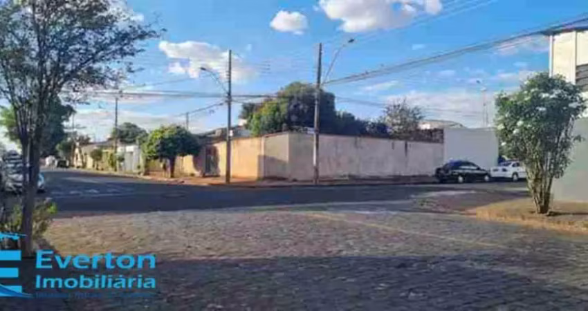 Terreno de esquina (avenida belo horizonte com rua caxambu) com 377 m² e casa antiga, bem construída..