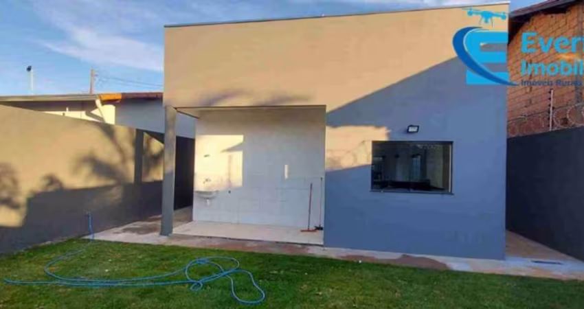 Casa moderna, com 2 quartos (um suíte) e cozinha e sala integradas.