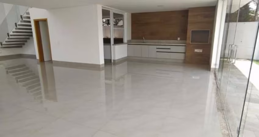 Ótimo sobrado com cômodo comercial em baixo, no Bairro Nova Uberlândia-MG;