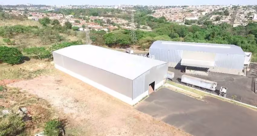 Galpão com 1.500 m²  em uma área de 9.200 m² no industrial, uberlândia-mg;