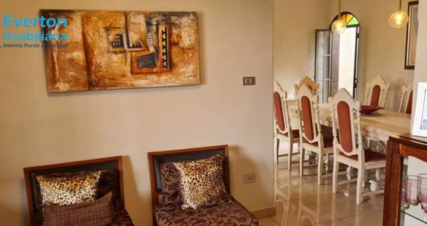 Casa sem escadas, com 4 quartos (1 suíte), quintal grande e espaço gourmet completo.