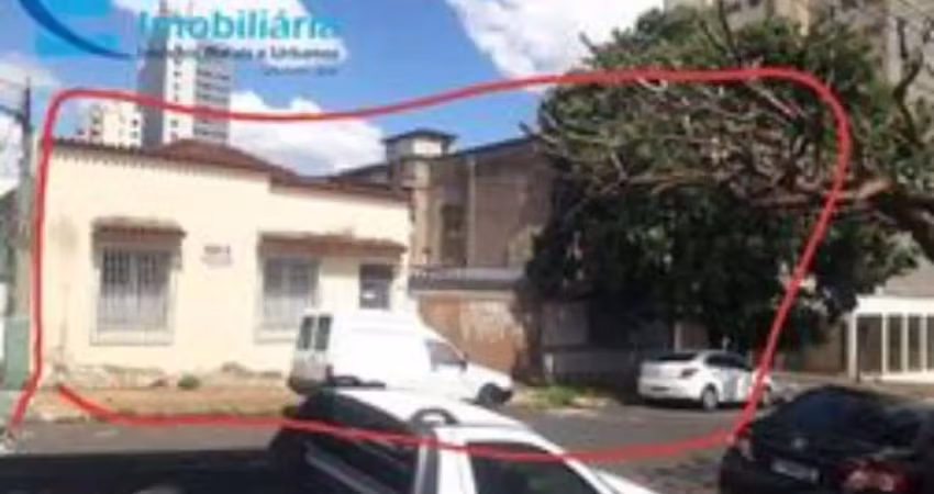 Casa num terreno 20,2 x 16,2, ótima localização, 2 quartos, sala, cozinha, banheiro, 2 cômodos de comercio, garagem 2 cobertas 5 descobertas