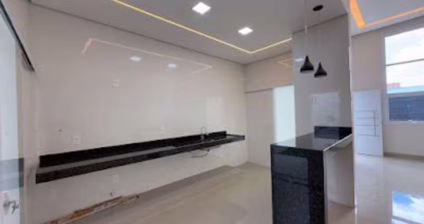 Casa com 3 quartos (1 suíte), cozinha estilo americana e 2 vagas, excelente acabamento.