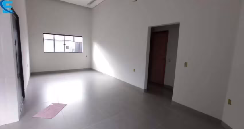 Casa com 3 quartos (1 suíte), cozinha com bancada em ilha, 2 vagas de garagem, em bairro planejado.