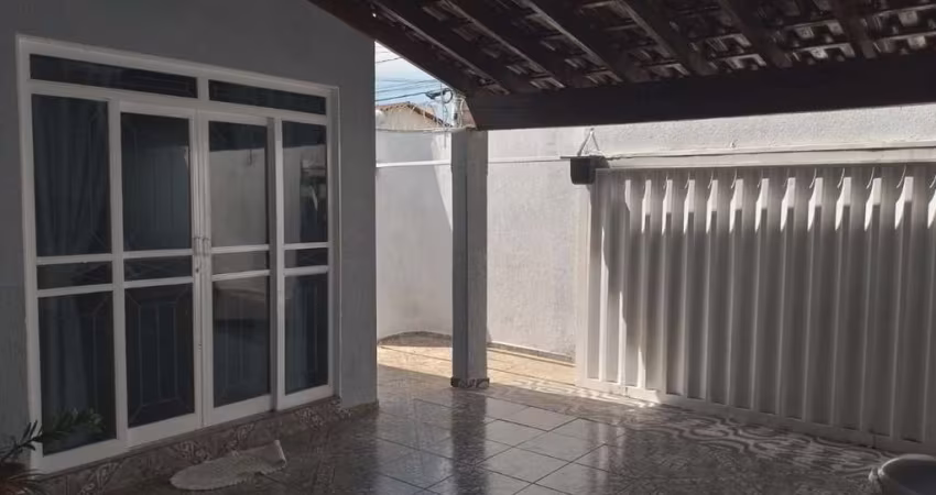 Excelente casa com 3/4 sendo 1 suíte, 2 salas, área gourmet completa, piscina e 4 vagas de garagem.