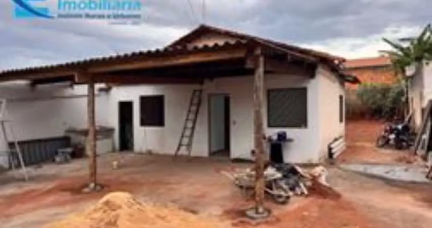Casa em ótimo estado de conservação, 2 quartos, sala, cozinha, banheiro social, área de serviço, varanda e quintal enorme que permite ser aumentada.