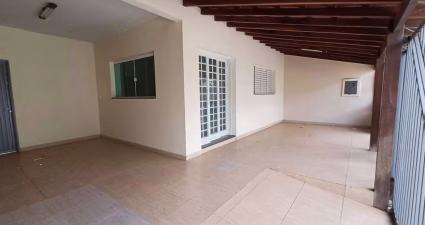 Casa térrea de 167 m², 3 quartos (1 suíte), sala em 2 ambientes, 2 vagas de garagem.