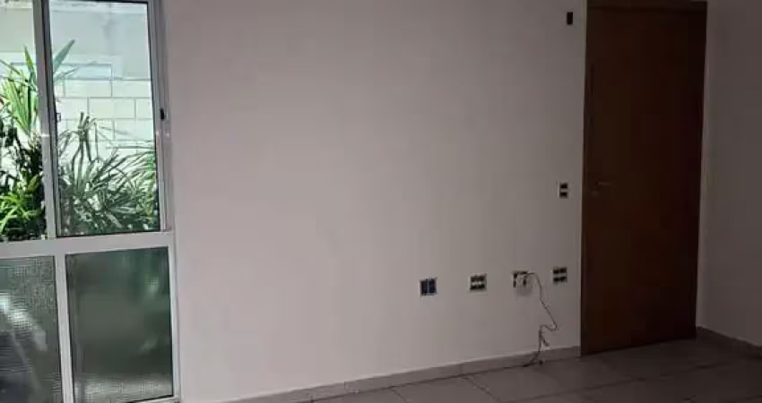 Apto 2/4, sala conjugada com cozinha e banheiro, em condomínio com piscina, salão de festas e brinquedoteca.