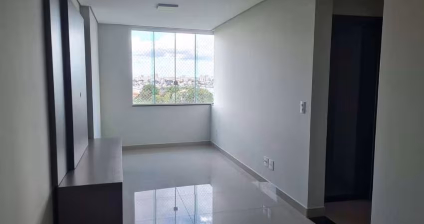 Apto de 60 m², bem localizado, com 2 quartos e 1 vaga de garagem espaçosa que cabem 2 carros.