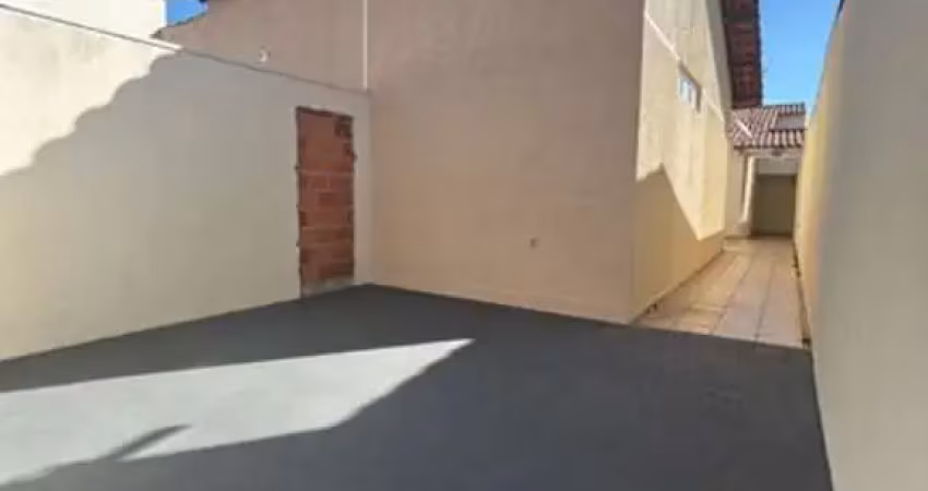 Casa no bairro pacaembu com 74 m² de área construída e 137 m² de terreno,  2 quartos, sala ampla, banheiro, cozinha, lavanderia, garagem para 2 carros
