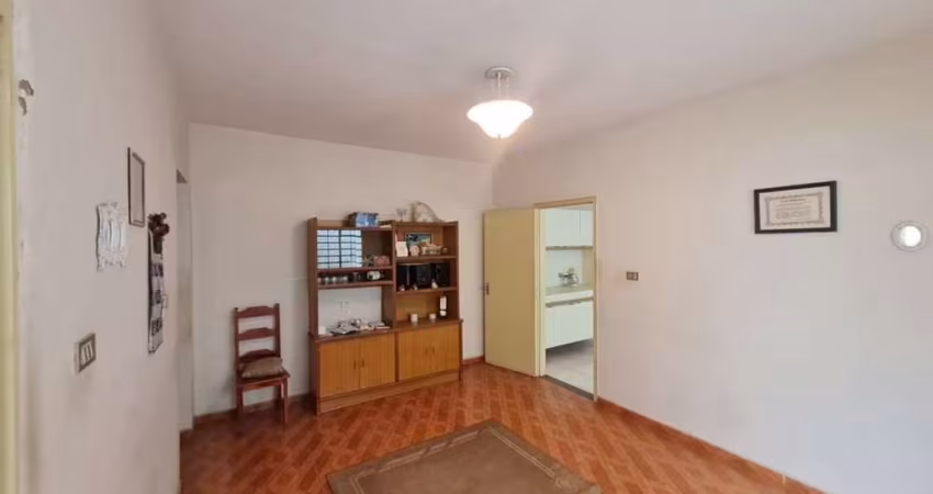 Casa de 3 quartos, bem localizada no bairro Osvaldo Resende, com cozinha separada e uma vaga de garagem..
