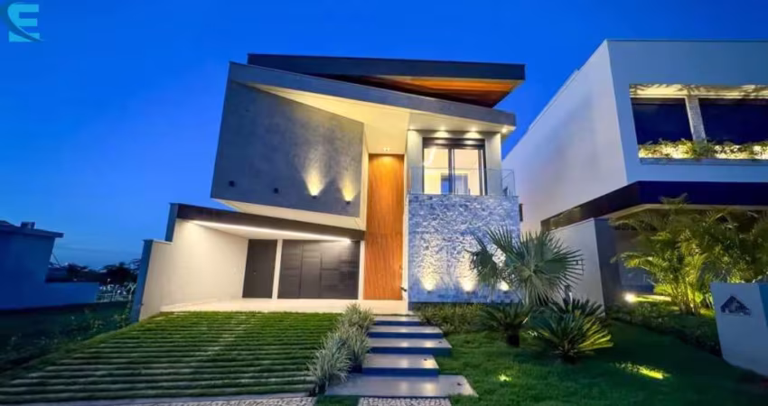 Casa de alto padrão com 3 suítes, sala com pé direito duplo, piscina privativa em condomínio de luxo.
