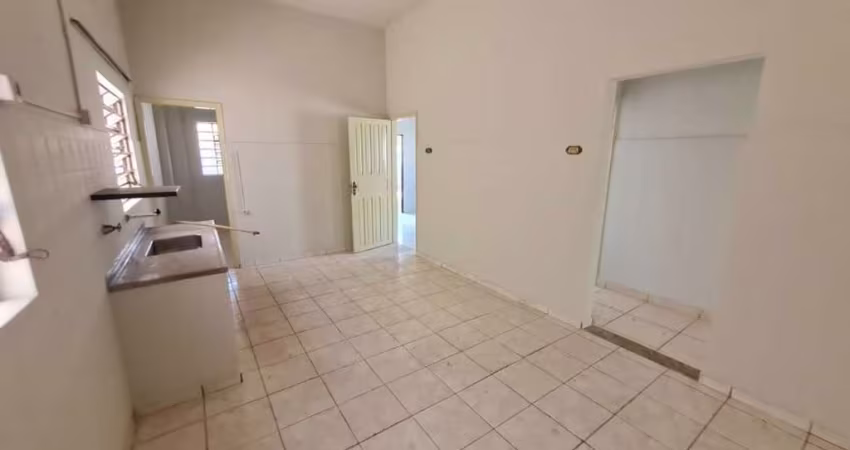 Área de 800 m² no coração do Bairro Nossa Senhora Aparecida, com 4 casas antigas e um cômodo comercial..