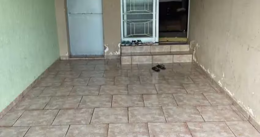 Casa em excelente localização, com 3/4 (um suíte ), banheiro social com acesso a PCD.