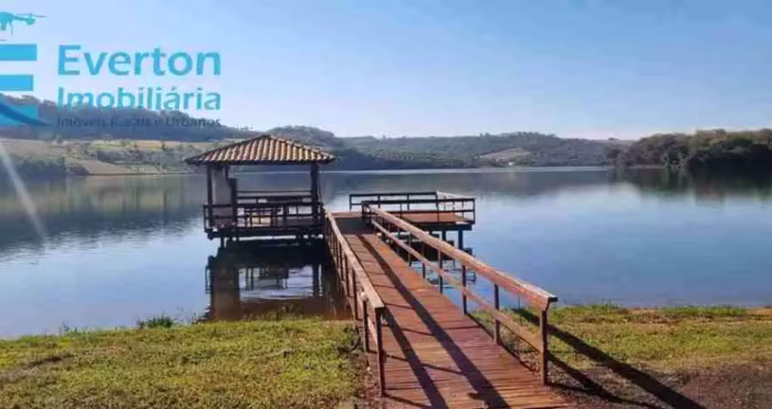Rancho alto padrão medindo 20.000m2 - miranda 2 - condomínio portal do lago, moradia e lazer. localizada a 30km de uberlândia.