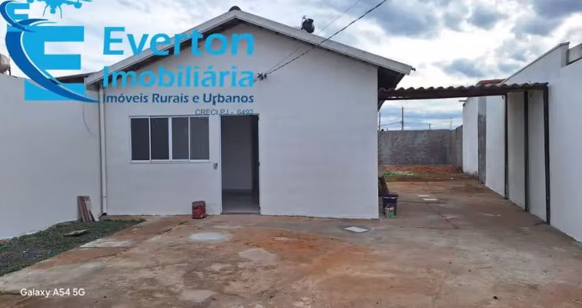 Casa reformada, 50 m² área construída, terreno 241 m², 2 dormitórios, sala, banheiro social, cozinha, área de serviço coberta.