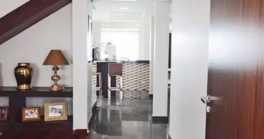 Casa tipo sobrado, com 320 m² de área construída, com 4 quartos, 3 salas e 4 vagas de garagem.