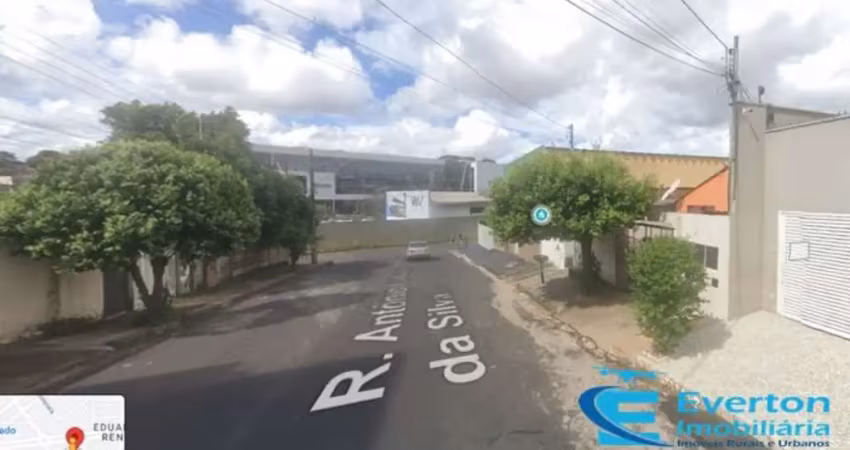 Terreno de 360 m², fica na rua em frente ao pátio sabiá