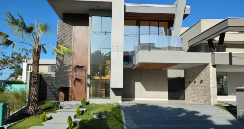 Casa duplex de alto padrão no cidade alpha com 274m² piscina e deck privativos além de 4 amplas suítes.
