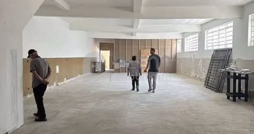 Prédio comercial de 995 m² para locação e venda com três pavimentos, em ótimo estado de conservação