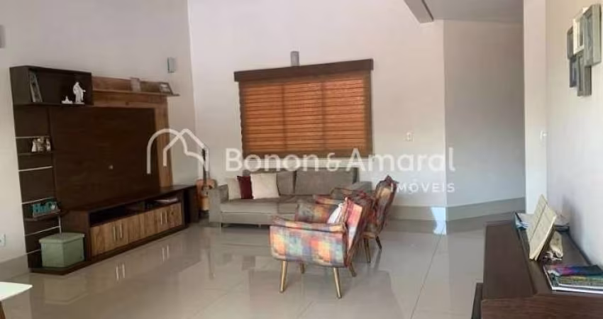 Casa de Condomínio com 3 Quartos e 4 banheiros à Venda, 220m² por R$ 1.100.000