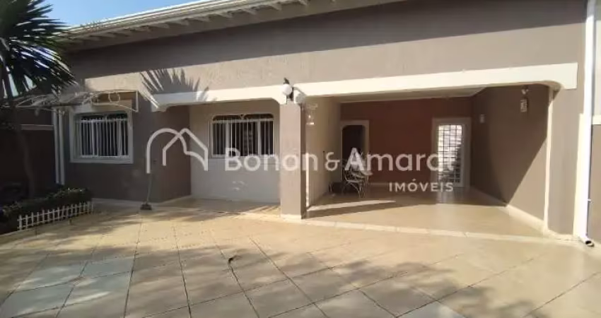 Casa Ampla com 3 Suites, Piscina e Localização Privilegiada