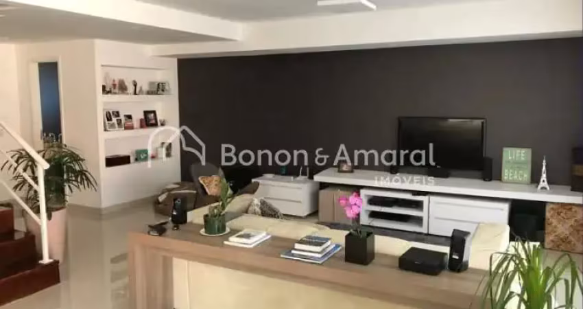 Casa espaçosa e confortável em condomínio com lazer completo