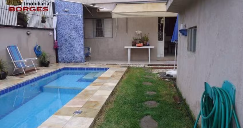 Sobrado amplo com piscina  a venda no Planalto Paulista.