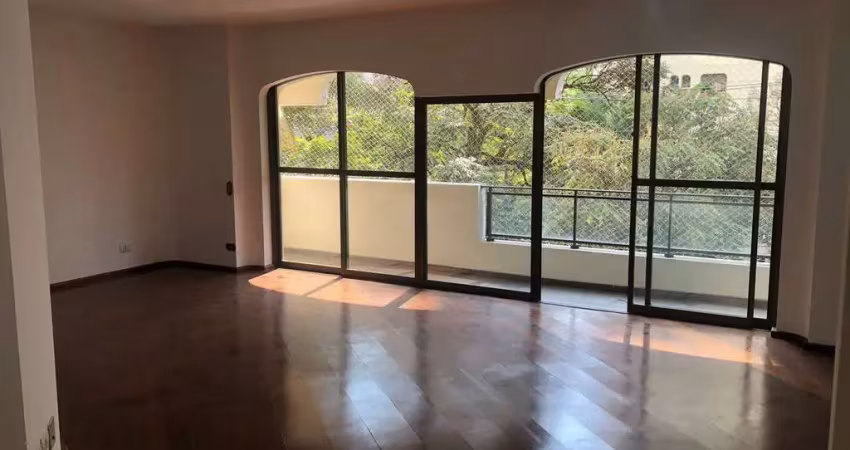 Moema em uma rua extremamente tranquila e arborizada, venha conferir!!!