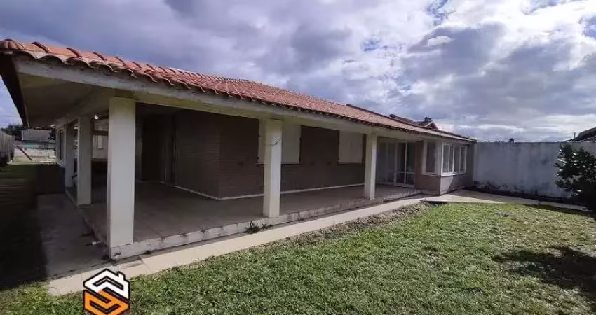 Casa beira-mar á venda. construída sob um terreno de 600m². imbé-rs.