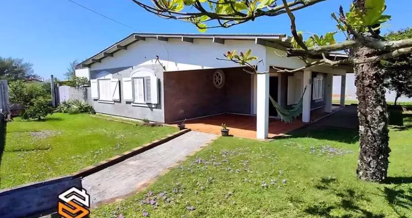 Casa com 2 terrenos de esquina  a venda na praia de imbé. próxima do mar!