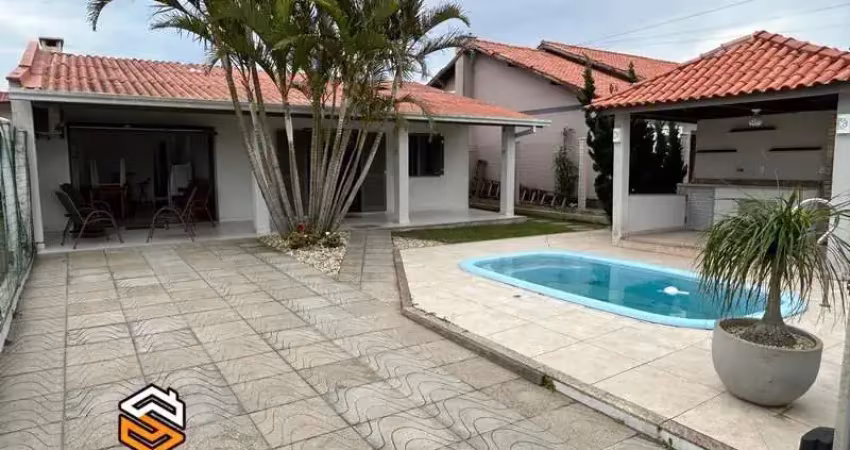 Casa à venda com piscina e quiosque. praia de mariluz - imbé