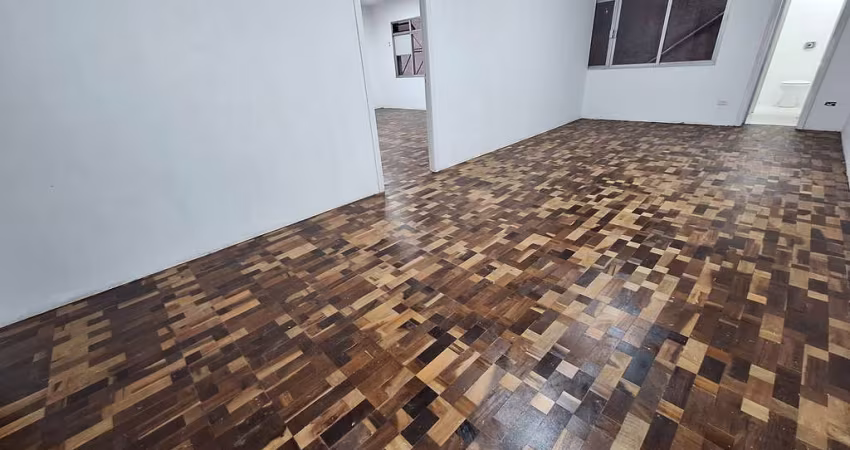 Conjunto comercial Curitiba Centro com 3 salas, 2 lavabos, área útil 96m² próximo rua XV de Novembro