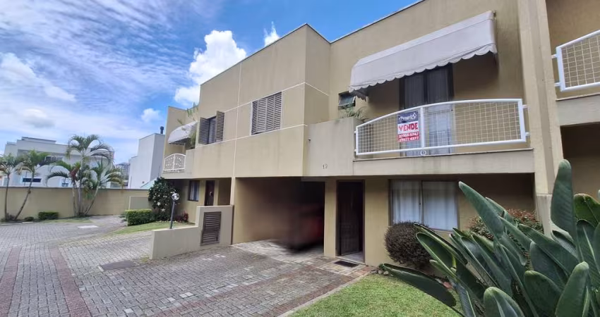 Condomínio fechado Curitiba bairro Água Verde com 6 quartos sendo 3 suítes churrasqueira