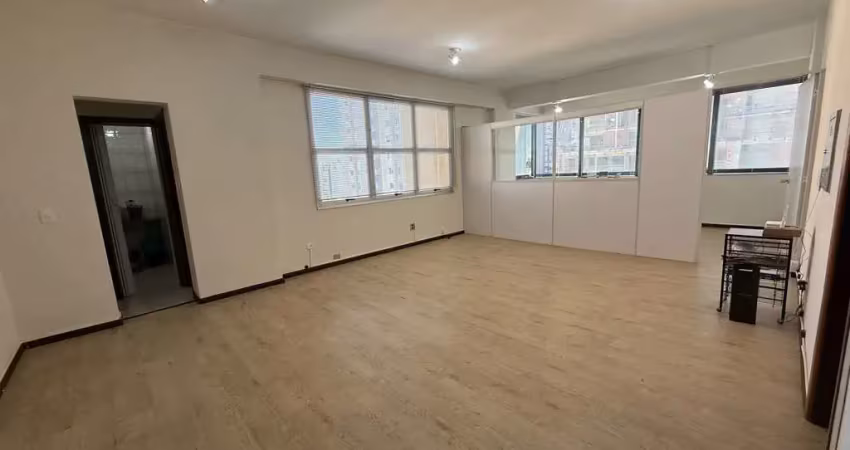 Oportunidade única: sala comercial de 108m² no centro de curitiba-pr, com 2 salas, 2 banheiros e 1 vaga de garagem. venha conferir!