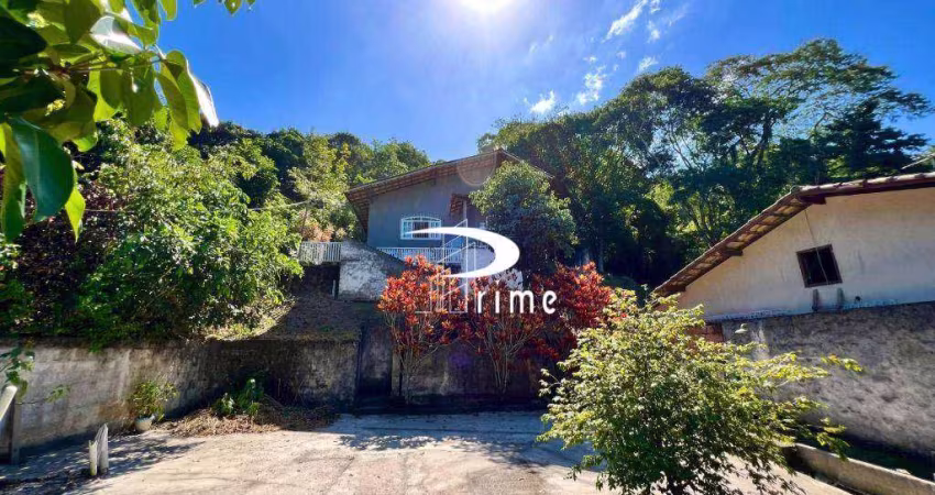 Casa com terreno amplo, 705m², natureza aos fundos, no meio da cidade! R$ 585.000 - Serra Grande - Niterói/RJ