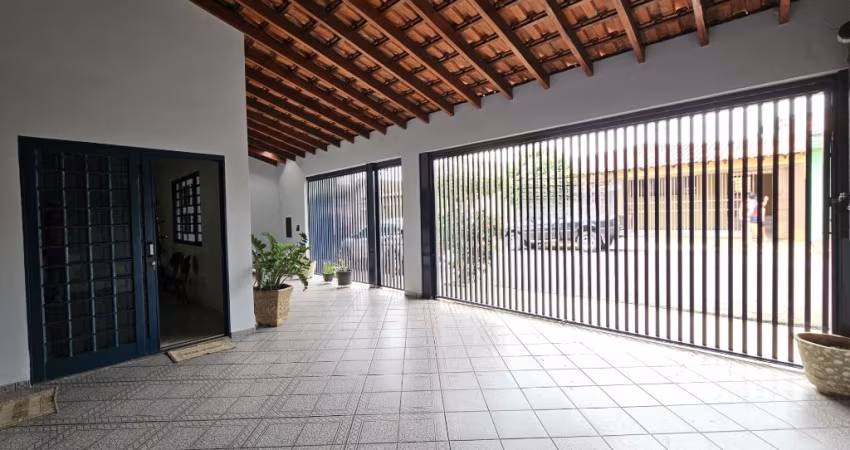 Casa Ampla com Salão Comercial e Edícula no Centro de Bauru!